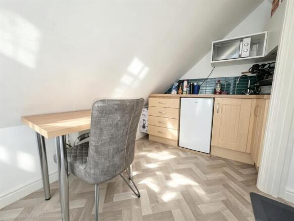 6 bed House to rent Image 4
