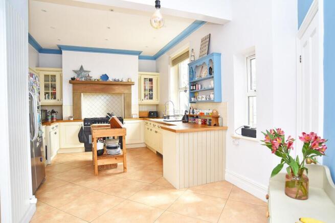 6 bed House for sale Image 5