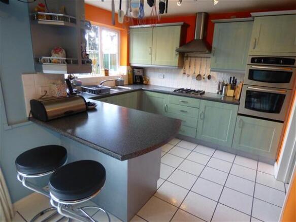 KITCHEN/BREAKFAST