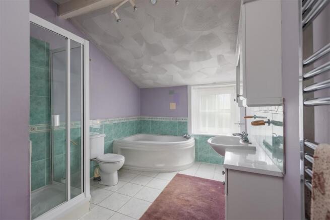 Vine Street 37-Bathroom A.jpg