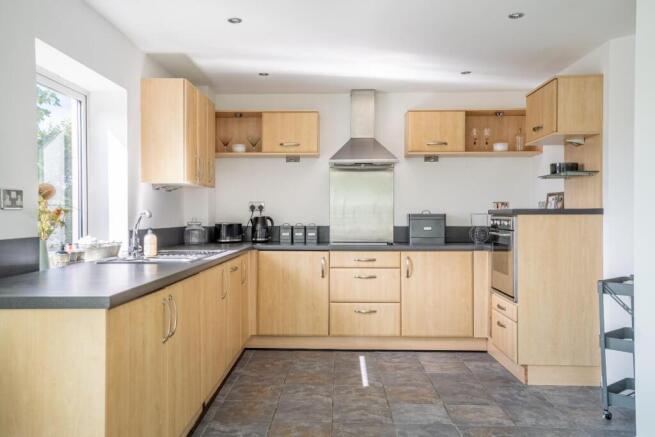 2 bed Apartment for sale Image 5