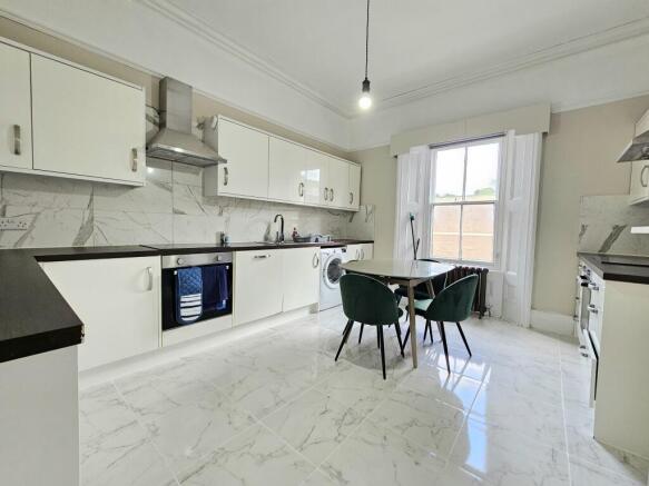 1 bed Hotel Room to rent Image 6