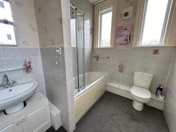 3 bed Flat for sale Image 4