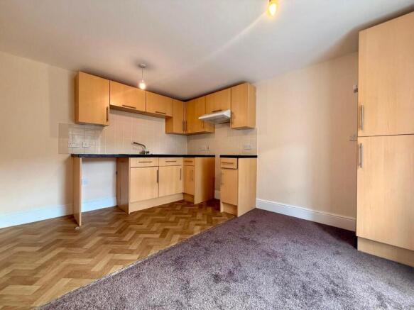 2 bed Apartment to rent Image 8