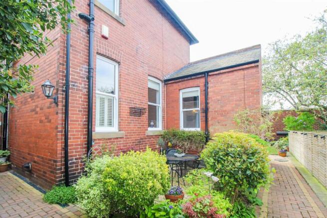 FLAT 3 GRAVELLED AREA