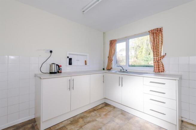 Kendal Drive Kitchen2.jpg