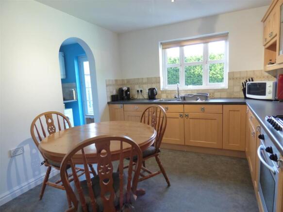 MODERN FITTED BREAKFAST KITCHEN