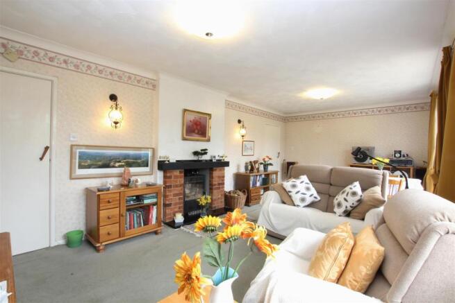 LOUNGE / DINING ROOM