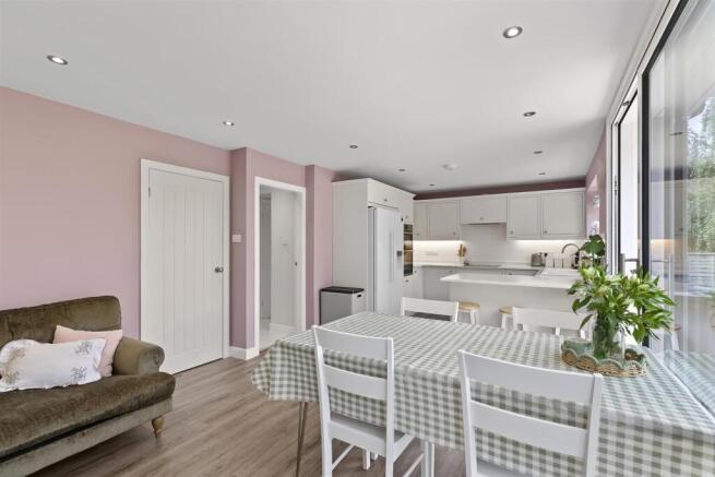 4 bed Semi-Detached for sale Image 10