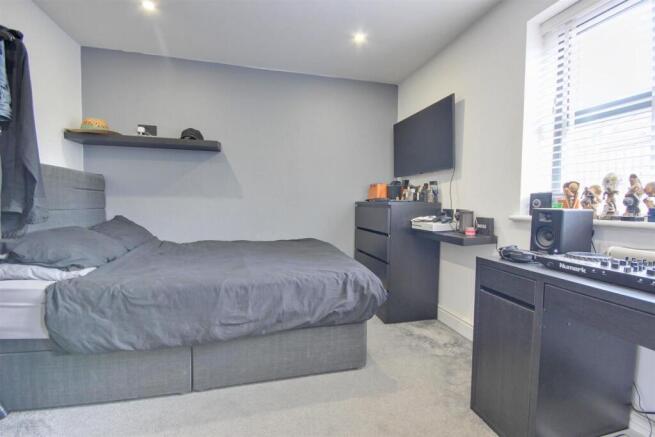 4 bed Detached for sale Image 12