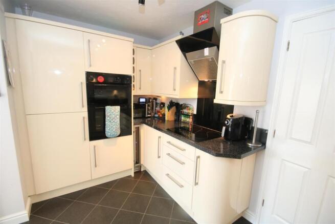 CONTEMPORARY STYLE KITCHEN
