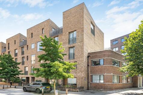 Narrowboat Avenue, Brentford, TW8