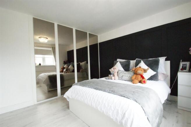 4 bed Detached for sale Image 12