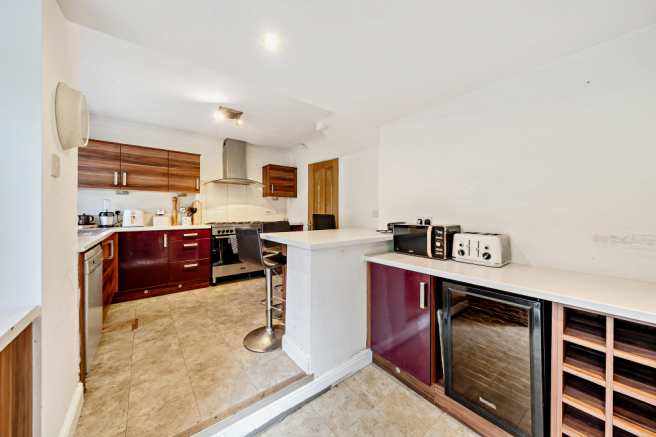 5 bed Detached for sale Image 7