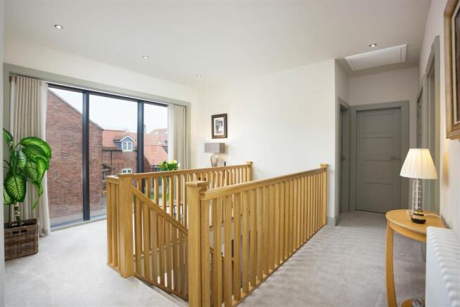 4 bed Detached for sale Image 9