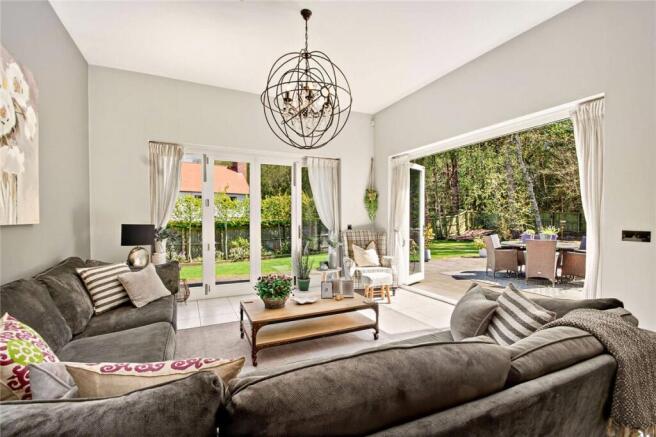 5 bed Detached for sale Image 7