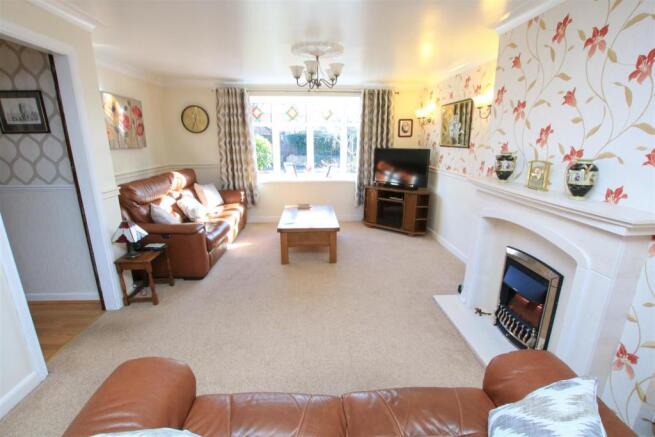 OPEN PLAN LOUNGE/ DINING ROOM