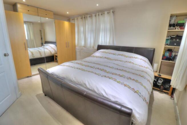 4 bed Detached for sale Image 11