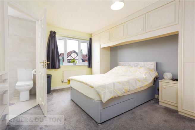 4 bed Detached for sale Image 12