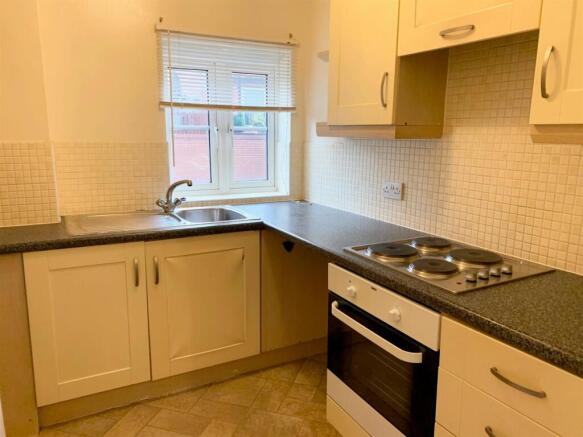 12 Russell Close Kitchen.jpg