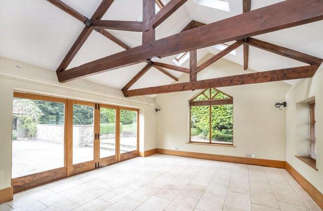 5 bed Detached to rent Image 5