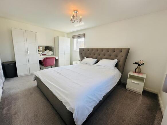 5 bed Detached for sale Image 11