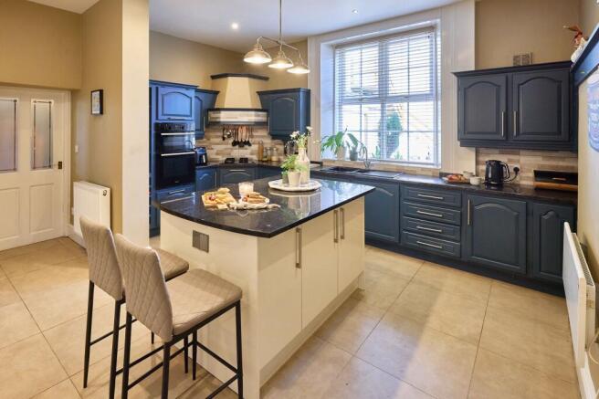 6 bed Detached for sale Image 7