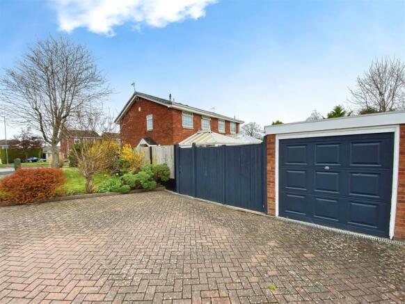 Garage 20and 20Driveway.jpg