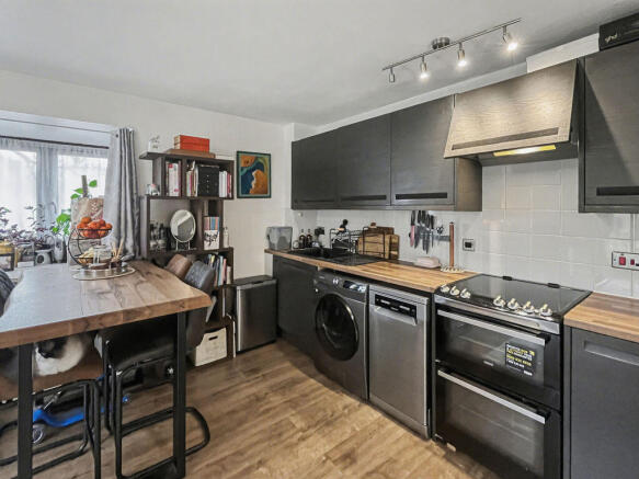 Ludlow Mews - Ground Floor Flat with Patio Garden  photo 3