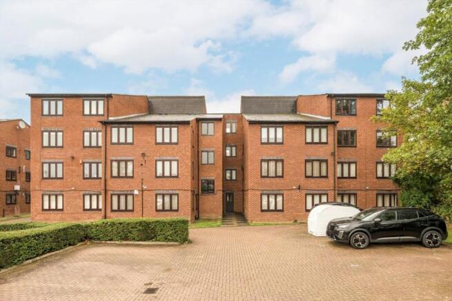 1-bed flat on Burnt Ash Hill, Lee, £200,000