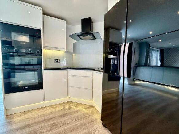 6 bed Detached to rent Image 8