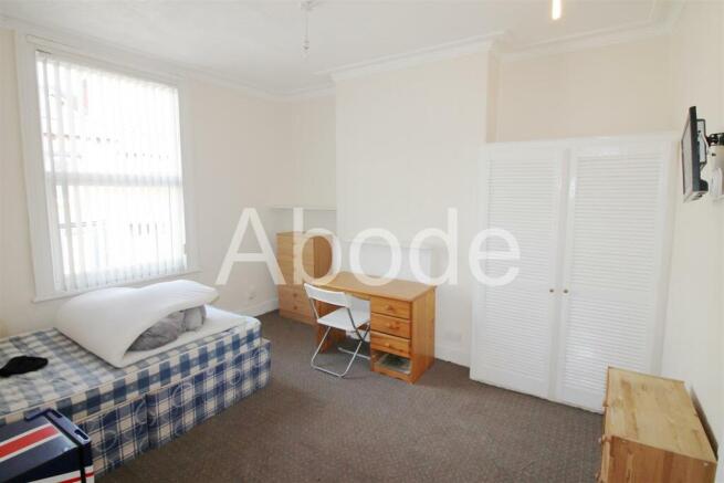 7 bed House to rent Image 6