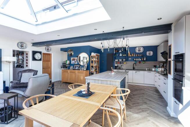 4 bed Bungalow for sale Image 5