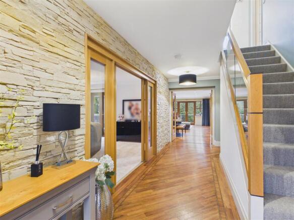 5 bed Detached for sale Image 6