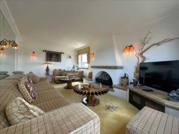 2 bed Flat for sale Image 4