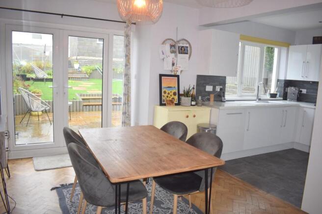 Kitchen/ Dining Room