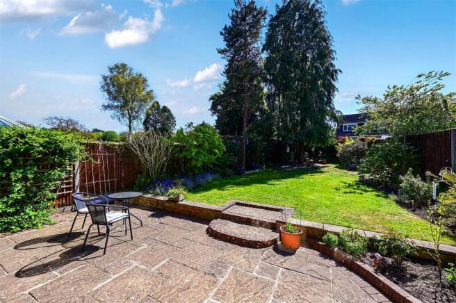 Michaelmas Close, Yateley, Hampshire, GU46 photo 4
