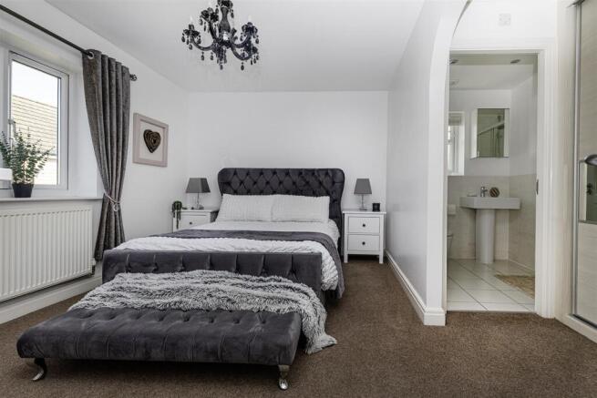 4 bed Detached for sale Image 9