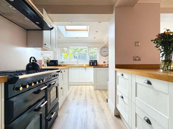 5 bed Semi-Detached for sale Image 11