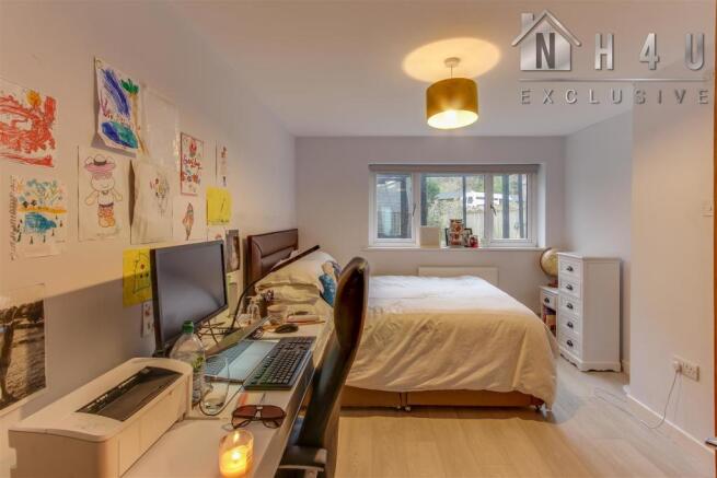 MAIN BEDROOM: