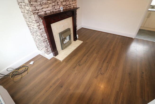 2 bed Terraced to rent Image 6