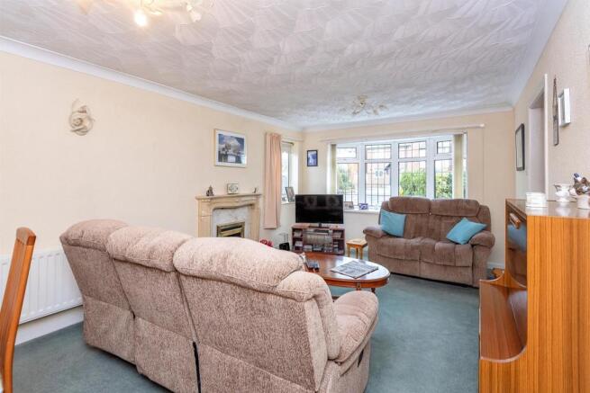 Lounge / Dining Room: