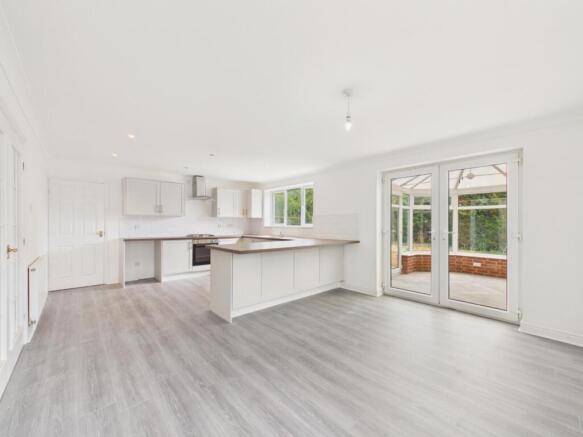 5 bed Detached for sale Image 4