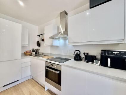 Split Level Apartment - NO Chain