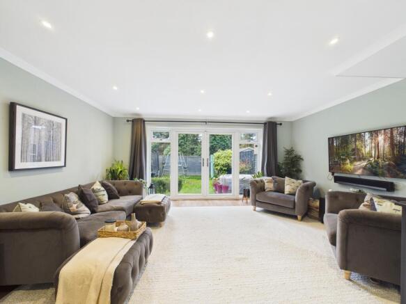 CAM02136G0-PR0542-STILL015