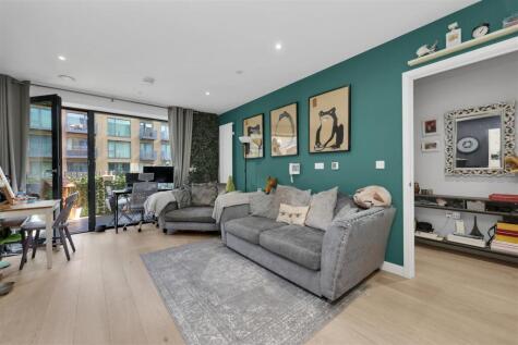 Banyan Court | Royal Warf | Pontoon Dock | London