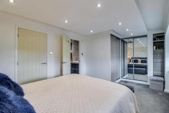 4 bed Detached for sale Image 10