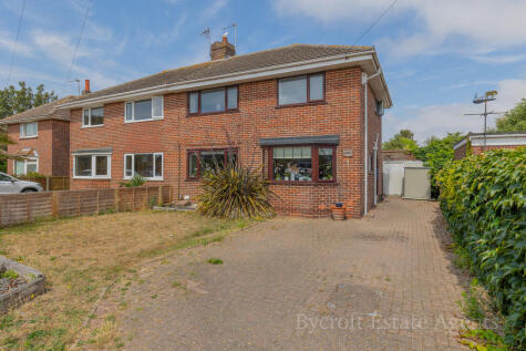 Position just moments from the scenic cliff tops and golden sands of Gorleston