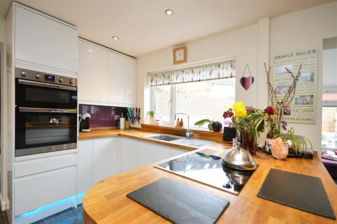 L-Shaped Open Plan Kitchen/Dining Room