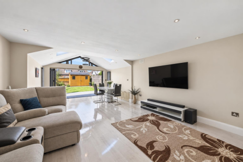 Northolt Avenue, Ruislip